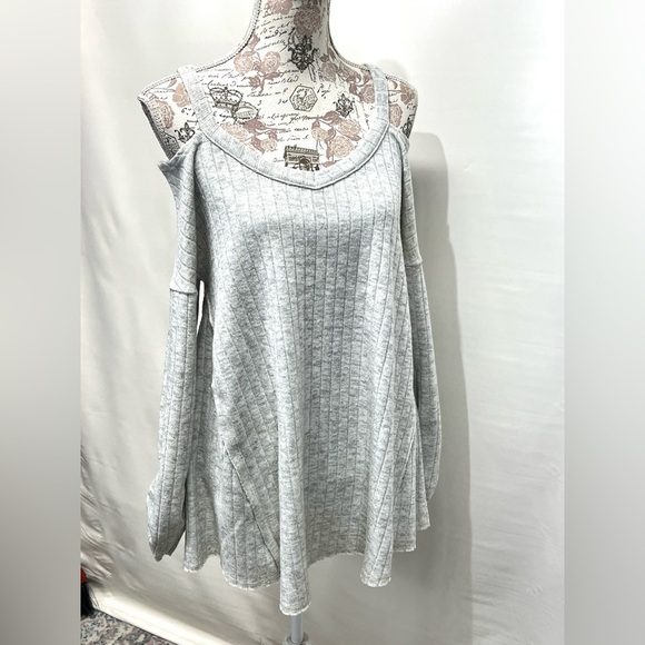 UMGEE Light gray ribbed cold shoulder knit top‎ size M - Picture 4 of 15